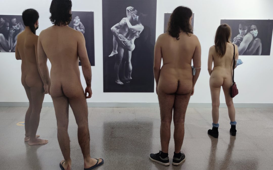 Nudist visit to the Brakumo21 exhibition