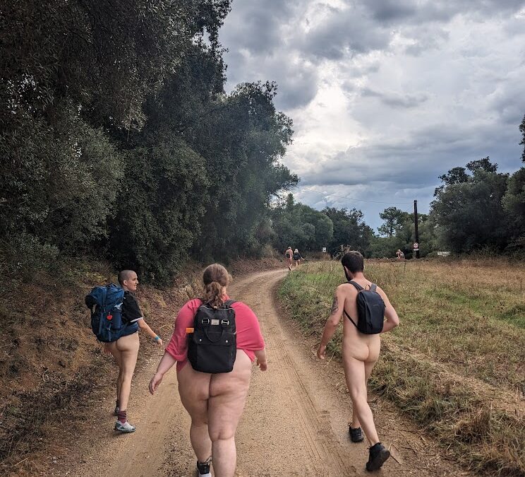 Excursió nudista-naturalista pels entorns de Rocafort