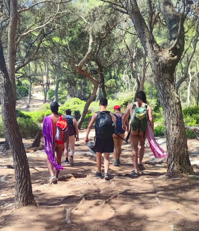 Avui hem passat el dia anant de platja en platja a la Costa Daurada, amb estones de relax i estones d'intensa ruta costanera 🏖️☀️

Des de l'estació de tren d'Altafulla hem caminat resseguint el mar fins a la cala de Roca Plana, on hem gaudit d'un primer bany, i després hem recorregut el bosc de la Marquesa fins a arribar a la cala Fonda (Waikiki). Havent dinat, algunis hem continuat caminant en direcció sud per visitar la tercera platja nudista de la zona (la Savinosa) i acabar la ruta a l'estació de tren de Tarragona. Es nota el cansament, però ho hem passat genial!

Aprofitem per recordar-vos que el dia 11 de juny farem una trobada a una platja de la rodalia de Barcelona (d'aquí uns dies indicarem quina a la pàgina web). Aquesta vegada passarem el dia a una sola platja, sense caminada ("chill beach day").

Fins aviat, salut i nuesa! 💜✨

#naturisme #nudisme #jovesnaturistes #jovesccn #savinosa #waikiki #calafonda #rocaplana #lamora #altafulla #tarragona #costadaurada #alnatural #senseroba #nakedhiking #freehiking
@club.catala.naturisme