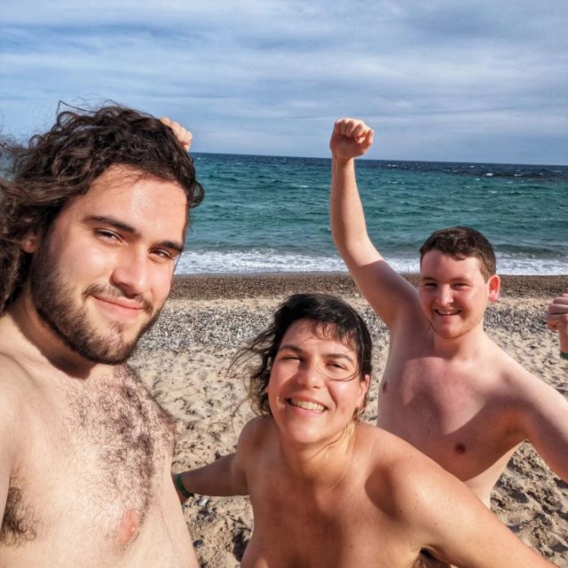 Estada de cap de setmana al càmping @eltemplodelsol_naturismo durant la trobada de la @fed.naturista.nudista.cat ✌️🌞

El Templo del Sol i el seu preciós entorn natural ens van rebre el passat cap de setmana, que vam poder compartir també amb persones del CCN i d'altres associacions naturistes. Algunes de nosaltres vam arribar-hi divendres, d’altres dissabte, i vam convertir un molt cuqui i confortable bungalou de sis persones en la nostra llar temporal. Dinars i sopars compartits, jocs de taula i d’ordinador, recitals de poesia i relats breus, i estones d’animada xerrera (i també de descans silenciós) van conformar l’agradable rutina al petit racó del càmping que vam fer nostre 🏡

I la vida fora del bungalou no va ser menys agradable: el diumenge 30 es va celebrar l’assemblea anual del CCN, en la qual vam participar, i la resta de dies els vam dedicar a fer el que més ens venia de gust a cadascú. En grupets, o en solitari, vam explorar el càmping 🏕, vam banyar-nos a la piscina i a la platja del Torn 🏖 (i espais circumdants), i vam fer alguna breu excursió pels encontorns, admirant la bellesa natural de la Costa Daurada 🌅

Més endavant anunciarem futures trobades, de cares als mesos d’estiu. Atenció a la nostra activitat a les xarxes socials i a la web (www.jovesnaturistes.cat)!

Una abraçada (si us ve de gust), i salut i nuesa! Ens veiem aviat 🥰

#naturisme #nudisme #templodelsol #garrotxa #templodelsol #eltemplodelsol #lhospitaletdelinfant #hospitaletdelinfant #tarragona #platjadeltorn #eltorn #torn #platjanudista #jovesnaturistes #jovesccn #youngnaturists #senseroba #nakedinnature