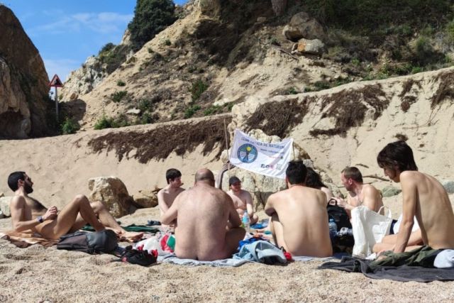 Ahir vam fer oficial el primer bany de l'any de Joves Naturistes! La platja escollida va ser la cala de la Vinyeta, entre Sant Pol de Mar i Calella, de gran bellesa natural ☀️🏖️

El dia va començar fred i ennuvolat. La majoria de nosaltres vam sortir juntis en tren des de Barcelona, i un cop arribadis a l'estació de Sant Pol, vam resseguir la costa caminant fins a la Vinyeta. Els núvols encara cobrien el cel quan vam arribar a la platja i vam fer la primera capbussada, però amb el pas de les hores el sol es va anar obrint camí i va acabar fent una calor gairebé estival, compensada per una brisa agradable. De fet, algunes vam acabar banyant-nos més vegades (tot i que l'aigua estava molt freda!) 🌊

Si voleu sumar-vos a experiències com aquesta, no dubteu a consultar la nostra agenda d'activitats a jovesnaturistes.cat. Si trobeu alguna activitat que us agradi, envieu-nos DM o escriviu-nos per correu a joves@naturisme.cat 📩

Ens veiem d'aquí una setmana al concert nudista “Música Nua”, organitzat pel @club.catala.naturisme!