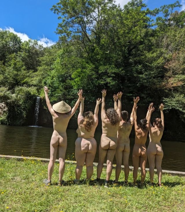 El nostre solstici: un recer de calma, natura i amable companyia als peus del Canigó 🏕️⛰️

Durant el passat cap de setmana, algunes persones del grup vam fer estada al càmping naturista @mas_de_la_balma (Vallespir, Catalunya Nord), reprenent una bonica tradició que vam iniciar l'any passat per celebrar el solstici d'estiu 🌙 

🏕️ Volent canviar els estrèpits dels petards pel cant dels ocells, vam arribar al càmping el divendres a la tarda i vam muntar la tenda de vuit places que estrenàvem per a l'ocasió; una càlida i acollidora llar enmig de la boscúria.

🏞️ Al ritme de cadascú, vam poder visitar i gaudir dels diversos espais de la Balma durant el matí de dissabte, com el pla d'aigua i el gorg anomenat “Paradís”: moments de contemplació de la natura, de lectura i conversa plaent, amb remullades en les gelades aigües de la muntanya. Havent dinat, la pluja suau ens va convidar a restar dins l'espaiosa tenda, jugant a jocs de taula i fent petar la xerrada.

🐞 Diumenge al matí vam fer una excursió naturalista i vam poder aprendre un munt de coses sobre la vegetació de la zona gràcies a l'@audgardr. Vam recol·lectar algunes plantes interessants que vam catalogar i premsar amb la idea de confegir un herbari del segle XVIII! 📓🌿

🔥 Arribat el vespre, vam pujar al mas per compartir amb la resta de persones del càmping el saborós sopar de Sant Joan, amenitzat amb música en viu, i l’encesa de la foguera, seguida de cançons tradicionals, sardanes i homenatges.

🚗 L'endemà al migdia ja deixàvem enrere el càmping, després de remullar-nos per última vegada al pla d'aigua. Són sempre tristos els comiats, sobretot quan posen fi a una estada en un indret preciós i amb persones amb les quals la convivència és tan fàcil i agradable... Però ben aviat hi tornarem; omplirem de nou el bosc de riallades, i de joventut el naturisme 💚

📸 Fotografies:

1 - Foto de grup al pla d'aigua 
2, 3, 4, 5 - Excursió naturalista
6 - Capelleta de Sant Joan a l'entrada del càmping 
7 - Foguera de Sant Joan
8 - Pla d'aigua 
9 - Tenda de les Joves Naturistes 

<><><><>
#naturisme #nudisme #maslabalma #labalma #campingnudista #senderismenudista #naturalisme #jovesnaturistes #santjoan #solstici